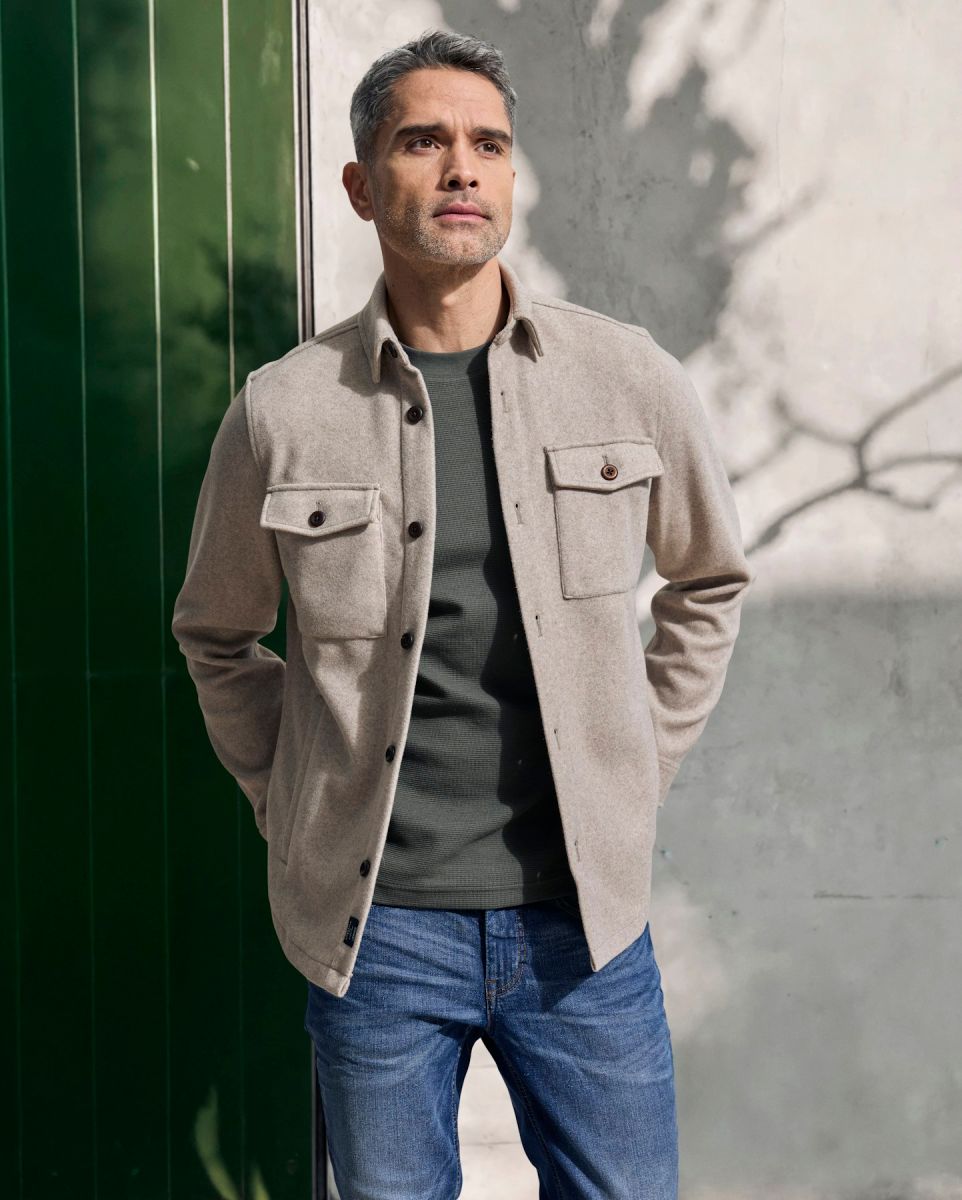 Muž v béžovej vrchnej košeli